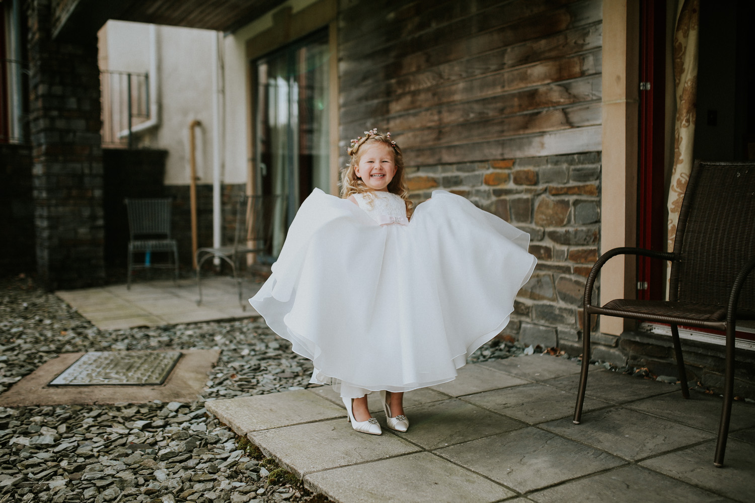 brides daughter smiling