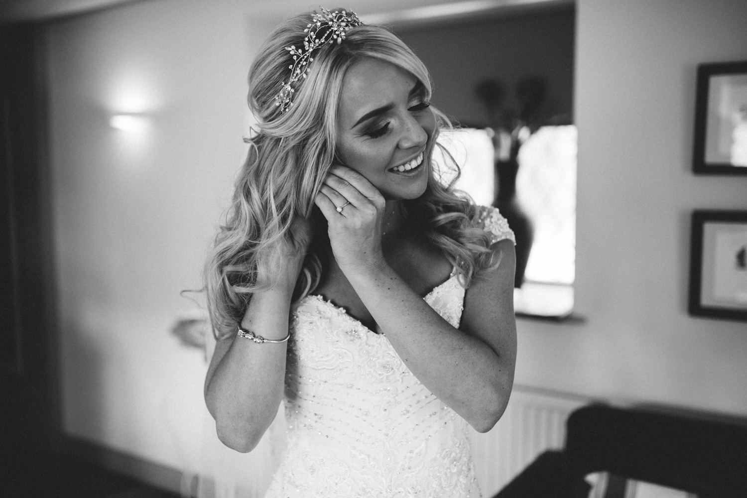 bride putting in her earrings