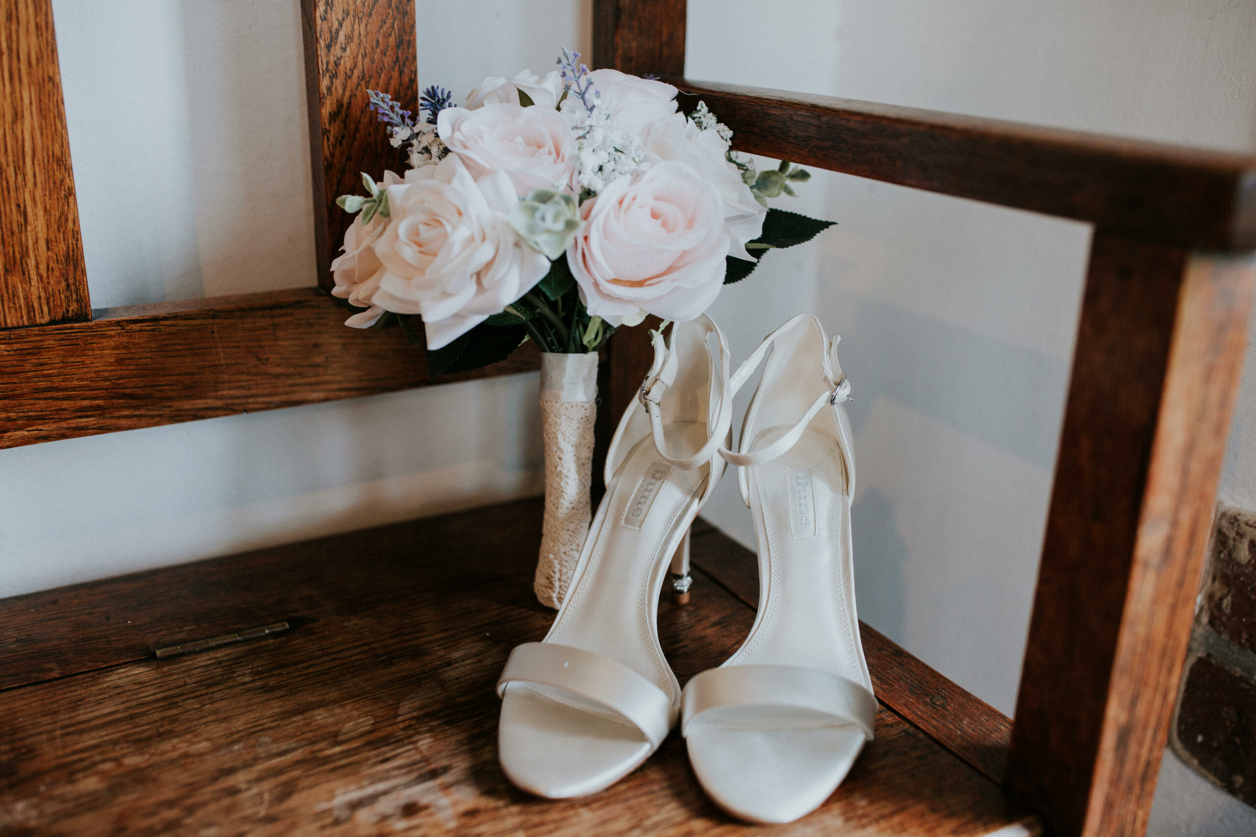 brides shoes and flowers 