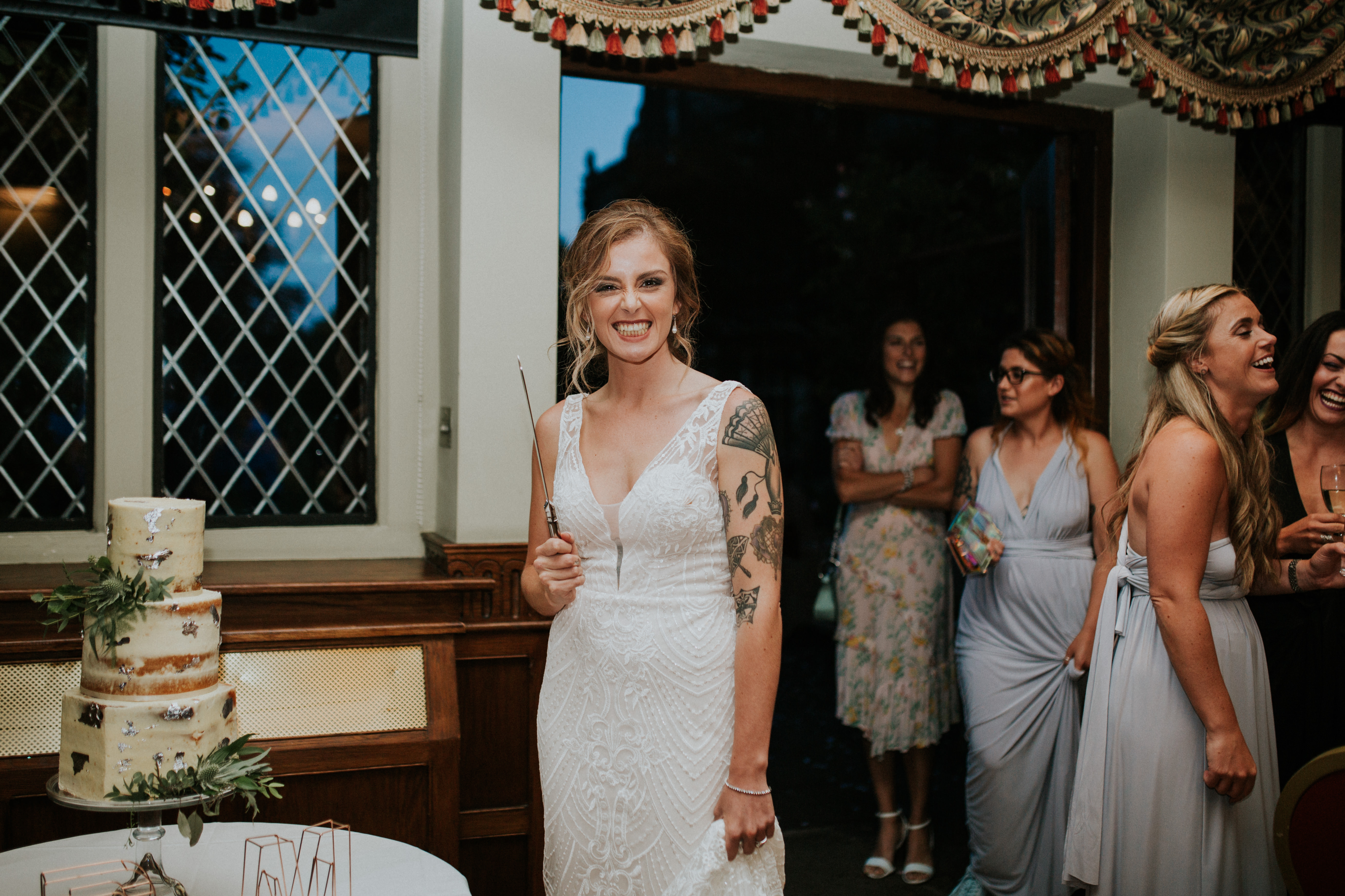 bride cutting the cake 